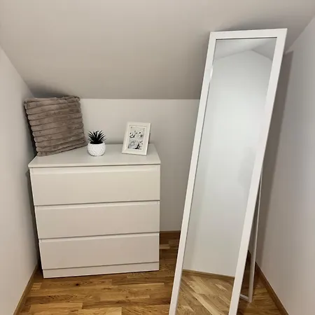 Neu Renovierte In Mit Parkplatz Lejlighed *