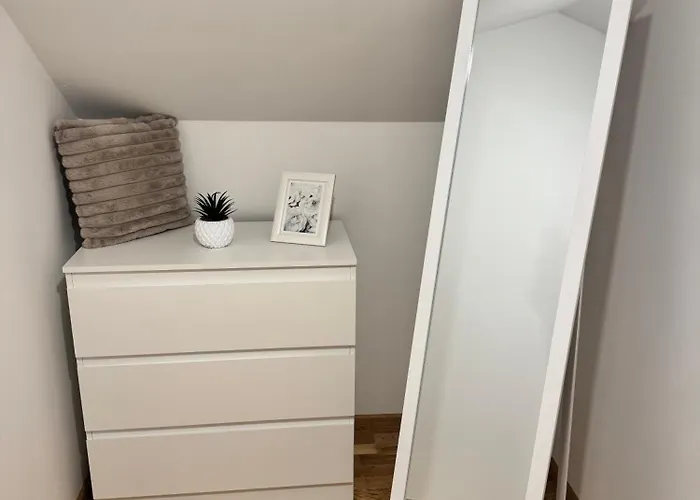 Neu Renovierte In Mit Parkplatz 아파트 *