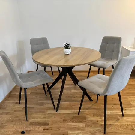 Neu Renovierte In Mit Parkplatz Steyr